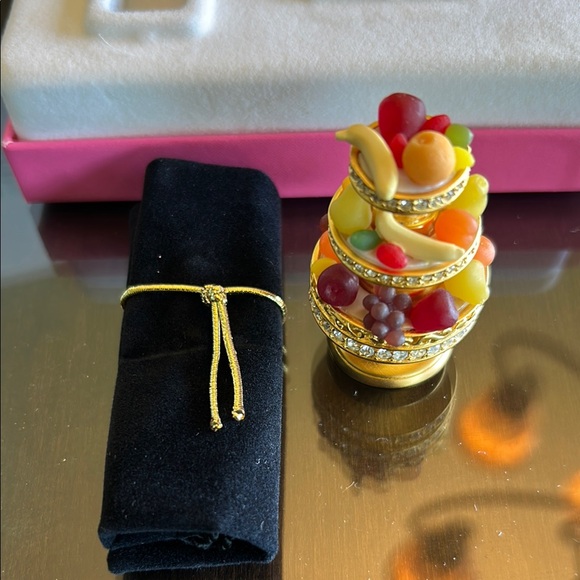 Estee Lauder Gold and Red Festive Compact Set - Picture 8 of 14